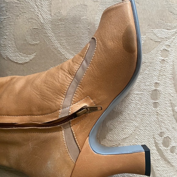 John Fluvog - Picture 4 of 6